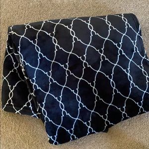 Super Soft Plush Black/White Blanket